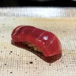 鮨 西崎 - お代わりの赤身。
      いやぁ。これは、あらためて好みだわ。美味すぎる。