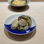鮨 西崎 - シンプルな酒蒸しですが、これがまた美味しい！
      大船渡の牡蠣、いいですねぇ。