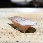 鮨 西崎 - 軽く昆布〆した春子鯛。
      こちらは煮切りではなく水塩で。より軽やかさが際立ちます。
      ふわふわです♪