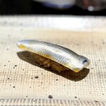 鮨 西崎 - いつもは鮪の脂を切る役割が多い小肌ちゃん。
      今回は、〆る酢を調整して、小肌自体をしっかり楽しめるこのタイミングで。
      旨味がじんわりと溢れます。