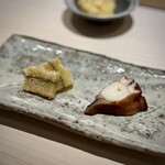 鮨 西崎 - 煮蛸が、とっても柔らかくて味もしっかり。これは素晴らしい！
      さらに、お隣の子持ち昆布の粕漬け。こんな見事な粕漬けある？(^^)これ、めっちゃ好みです♪