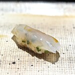 鮨 西崎 - 追加の皮剥。
      肝が脱水されて旨味がめっちゃ詰まってます！
      見た目には「そんなちょっとだけ？」とクレームを入れたいほどの少量の肝なんですが（笑）、そのインパクトが強くて、かえって好バランスなんです。