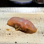 鮨 西崎 - 大葉を忍ばせた金目鯛。
      大葉の主張は控えめながら、ほどよく金目鯛を爽やかに食べさせてくれる、素晴らしい一貫。
      これも大好きです(^^)
