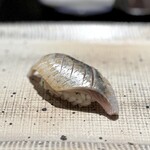 鮨 西崎 - じゃーん！
      もしかすると、今日一はこの鰯かも！
      サイズも脂乗りも申し分なし。明らかに季節は外れているとのことですが、こんな出会いには感謝しかありません。
      その身と一緒に、自分自身までトロけそう♪