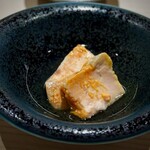 鮨 西崎 - 西崎さんを訪ねたことのある人なら、このあん肝の素晴らしさは皆さんご存知。
      ですが、この時期のそれは、さらに別格の味わいと綺麗さ。
      しっかりとハリがあるのに、口で儚く解ける。たまらぬ…