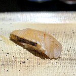 鮨 西崎 - 藁で香り付けした鰆。
      これも、ふうわり♪
      脂乗りは三重で、この繊細な食感は山形なんだそう。
      藁の風味が嫌味なくて、浮ついた気分になる一貫(^^)