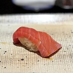 鮨 西崎 - 赤身と同じ個体で、銚子から。
      これまた、なんともバランスの良い中トロ。
      まったく、くどさが無い。もっとたくさん食べたくなる中トロなんて、私には珍しい。