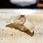鮨 西崎 - 蛤にはツメではなくて、はまぐりの煮汁を塗ります。
      ツメの味ではなくて、蛤自体をしっかり味わえて、とても好きな仕立てです。