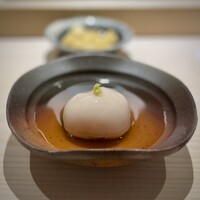 鮨 西崎 - どこの日本料理屋さん？(^^)
                      この季節、どこも白子が同じように出てくるからと、葛寄せで。
                      山芋を混ぜて、食感と風味が見事。傑作です。