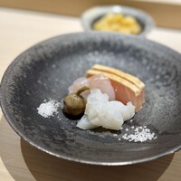 鮨 西崎 - メカジキ、平目、水蛸。
                    平目と水蛸とで、違うお塩を使うこだわり様。
                    特に、水蛸の甘さが好み。