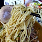 中華麺房 東龍 - 麺リフト⤴️麺に味噌スープが絡んで旨しლ(´ڡ`ლ)