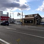 中華麺房 東龍 - 反対側から店頭をパチリ♯　駐車場。見切れた軽の隣の通路部分を除いて右側は満車♥になっていました(*^^*)