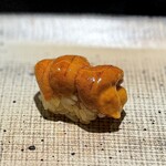 鮨 西崎 - この、落石の馬糞雲丹、いやあ凄まじい美味しさです！
      甘過ぎず香りもいい。
      シャリとの一体感なんて幸せの極致！
      大将が認める、この日のネタの素晴らしさを象徴する一品。