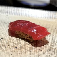 鮨 西崎 - もう王道中の王道のおいしさ！
                    赤身の感動のストライクゾーンが広くない私にも、これは好みど真ん中。おかわり決定です！
                    もっちり食感が病みつきになります。