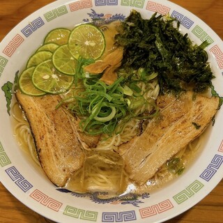 昼飲みも夜ラーメンもよし◎徳島素材も味わえる地産地消の店