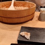 鮨 実紀 - 目の前でシャリが作られる様子