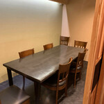 夜寄 - 個室はテーブル席となっているので、宴会や接待にぜひご利用ください