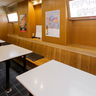 お一人様からご家族や各種宴会にも対応する、明るい34席の空間