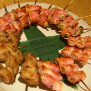 大人気！グループでシェアできる3種類で計12本の串盛り合せ