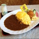 Yamaka Shokudou - 山香食堂@富良野でご当地グルメの富良野オムカレー。中央に旗をたてるのとふらの牛乳をつけるが決まりらしい。