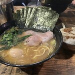 家系ラーメン クックら - 麺はふつうアブラ多めTS海苔　ライス