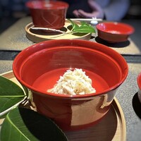 日本料理 TOBIUME - 真丈と言うより、ほぼ「蟹」という贅沢さ。 いいお出しを感じる汁と共に頂くと、秀逸ですね。(〃▽〃)