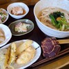 天然素材本舗手打ちうどんとお弁当のこむぎ - こむぎのうどんランチ(税込990円)
①饂飩【温】②天麩羅(鶏肉&椎茸&南瓜&玉葱)③サラダ(千切り甘藍&赤縮緬萵苣&萵苣&千切り紫甘藍&二十日大根)④大根&人参の焚き合わせ⑤冷奴、花鰹載せ⑥お漬け物