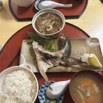 多満利屋 きらく - カマ焼き、すじ煮込み定食