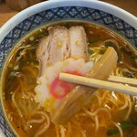 麺飯食堂 なかじま - 「ピリ辛マーラーメン」のチャーシュー、なると、メンマ。
      2024年12月26日