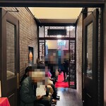 紅楼夢 - 食べ終えた1時頃、ずら~~~りと、まだまだ長蛇(((;°▽°))