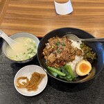 錦記香港居酒屋 - スープと漬物付き。