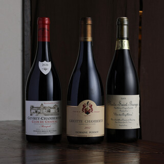 肉料理に合う豊富なワインをラインナップ