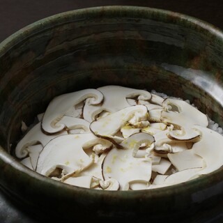 旨味の相乗効果を生むサーフ＆ターフな料理もお得意