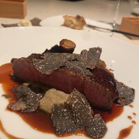 プレヴナンス - ヒレ肉とファアグラ　キャラメリゼしたものとゴボウ　チョコレートのクッキー赤ワインのソース　　