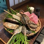 ろばた焼 童子 - 鮑250g、和牛200g、その他食材も大きい！