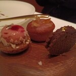フィリップ・ミル 東京 - 左からベリーのタルト、栗のケーキ、チョコレートのサブレ