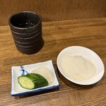 とき和 - カウンター席越しに店主に注文。 店主のお母様がお新香と大根おろしを準備してくれました。
