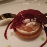 フィリップ・ミル 東京 - 洋梨と赤ワインのマルムラードの中はこんな