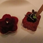 フィリップ・ミル 東京 - 左がビーツのタルト　右がタピオカとチーズのコロッケ