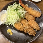 とき和 - 料理写真:牡蠣は大船渡産の真牡蠣を五個使用。 揚げたばかりの牡蠣フライはふっくらジューシーです。 衣はサクサク。 一個はレモンで 次はタルタルで 三個と四個目はトンカツソースで 最後は醤油でも。。。 久しぶりの牡蠣フライを満喫です。