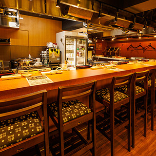 シェフの技を間近で感じられる特別なひとときを、カウンター席でぜひ堪能してや！
