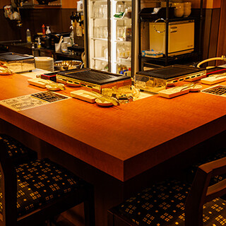 一番人気のコーナー席は、4名様でも楽しく談話を楽しめるゆったり空間やで！