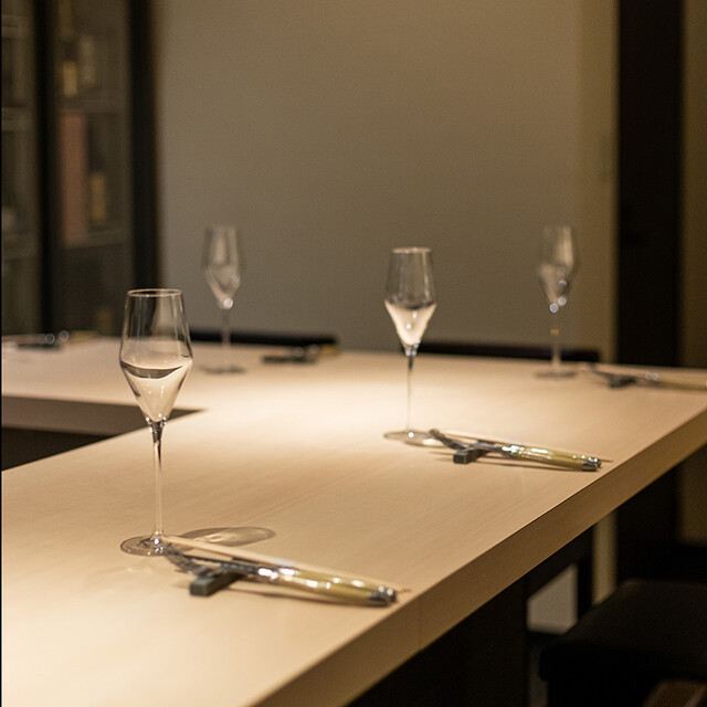 座席 : Japanese WINE & Creative CUISINE en34 （エンサンジュ