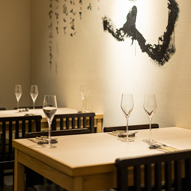 座席 : Japanese WINE & Creative CUISINE en34 （エンサンジュ