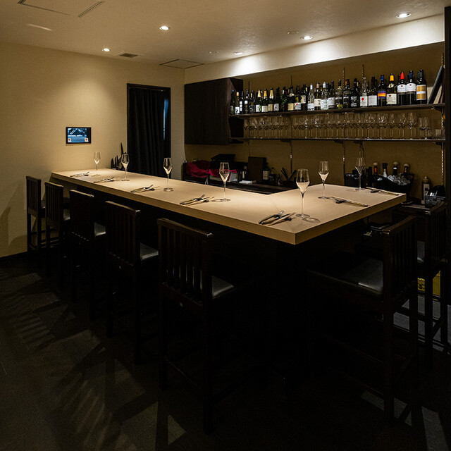 座席 : Japanese WINE & Creative CUISINE en34 （エンサンジュ