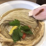 めん処 きよ洲 - 綺麗に畳まれたふすま入り中細麺が美しい！