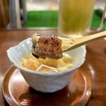 どぜう・四季料理 やぶや - 鰻入り茶碗蒸し（お通し）
      いきなりコレ！鰻と海老が入ってます♪
      プルンととろける茶碗蒸し、なんてったってやぶやはお出汁が最高にうまい！