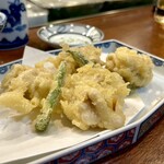 どぜう・四季料理 やぶや - 白子の天ぷら（¥1,200税込）
      いつも言ってるけどやぶやは天ぷらも本当にうまい！
      サクッとした衣に包まれし、鱈の白子♡
      添えられたさやインゲンもまた良きかな(^^)