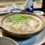 どぜう・四季料理 やぶや - 鶏の水炊き（¥1,200税込）
      少しとろみのある鶏スープの中には、よく煮込まれた手羽元と自家製の鶏つみれ。水菜が添えられています♪
