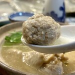 どぜう・四季料理 やぶや - 大将によれば出汁は鶏だけ、手羽元を強火で1時間ガッツリ火にかけて乳化させるイメージで炊くんだそうです。そして鶏つみれを入れてからは火を弱めてじっくりと。